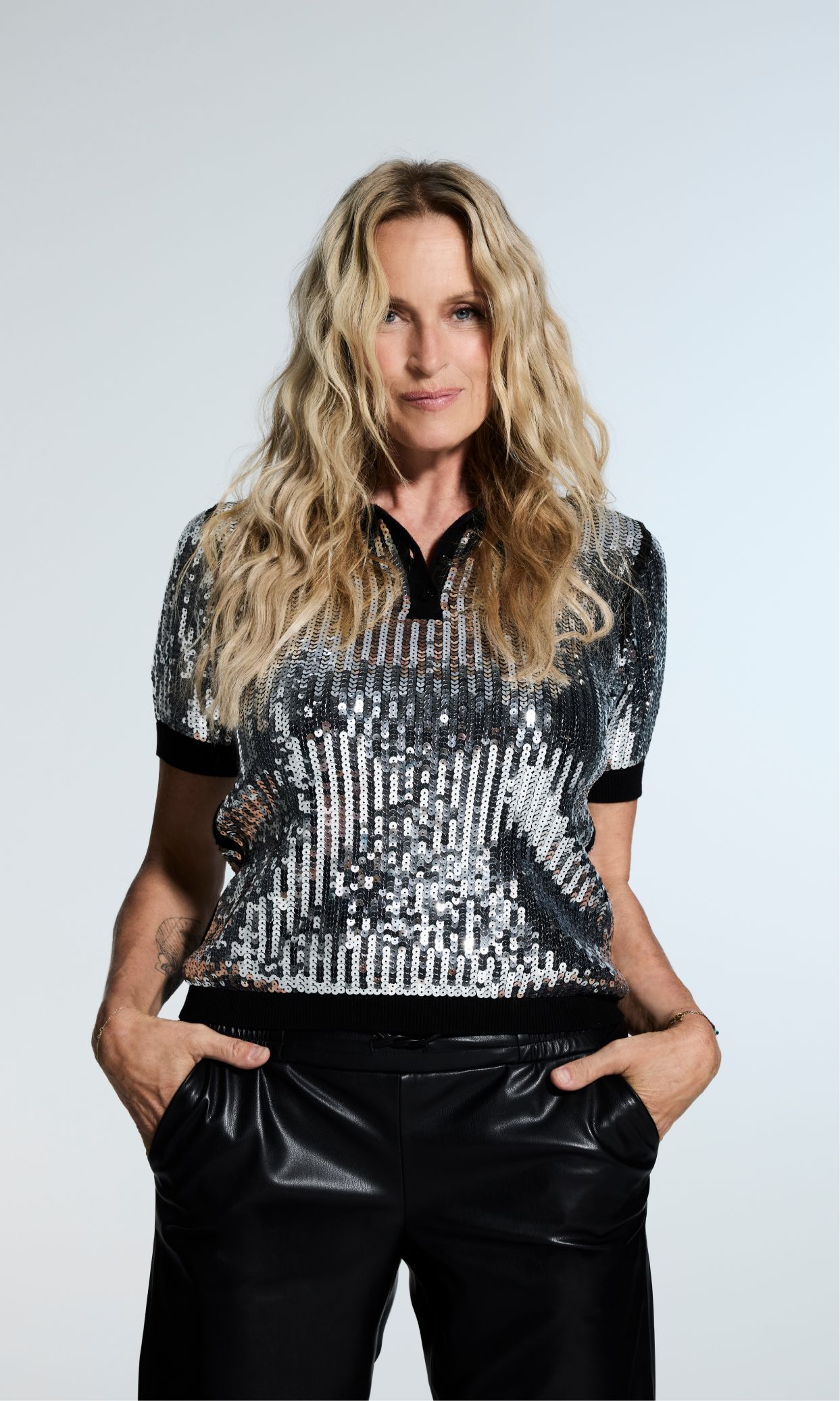 Polo à sequins et pantalon enduit portés par Estelle Lefébure