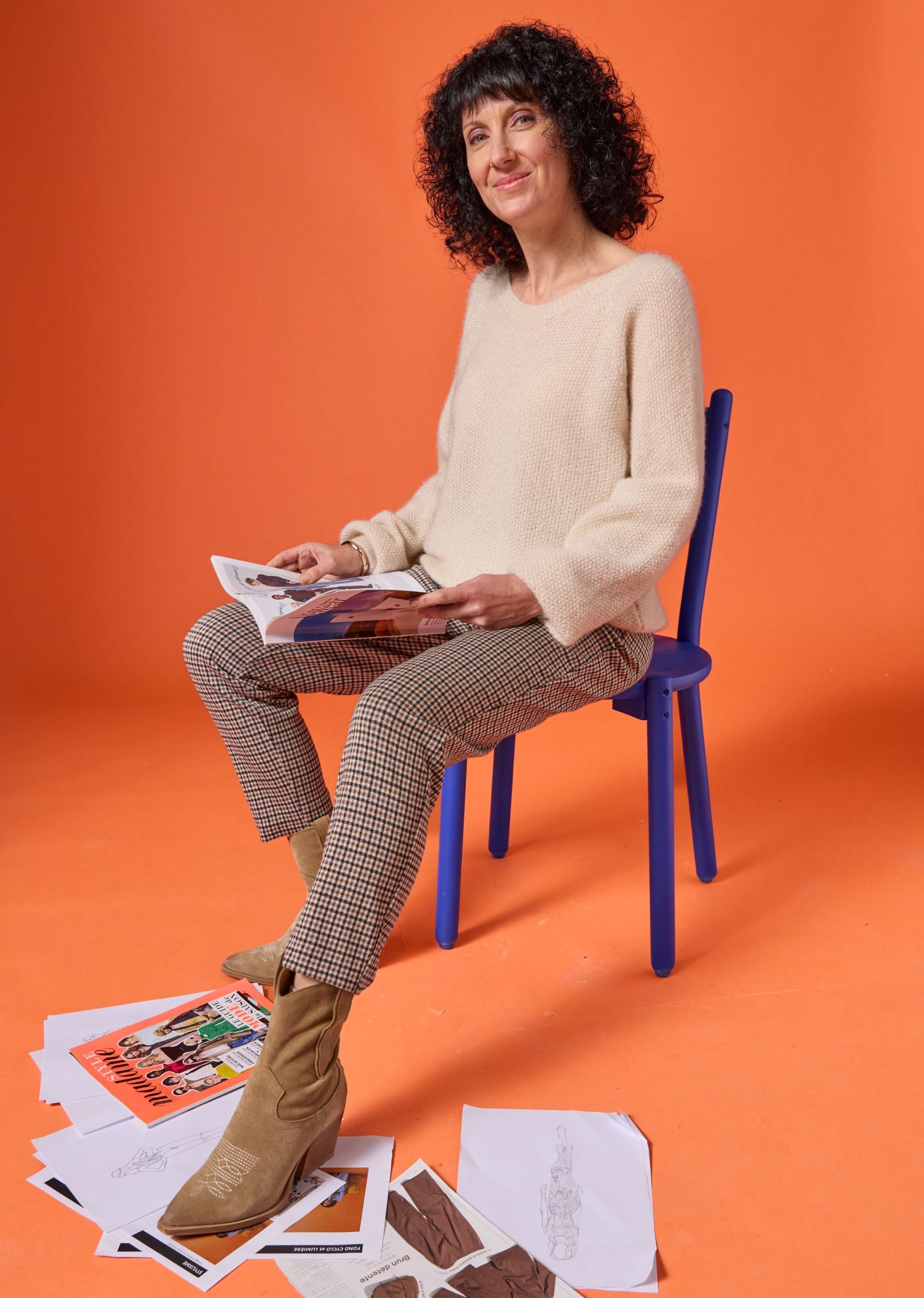 Le pull et pantalon maille portés par Adeline
