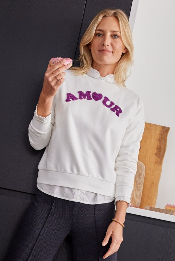 Un mannequin portant le pull Amour Grain de Malice