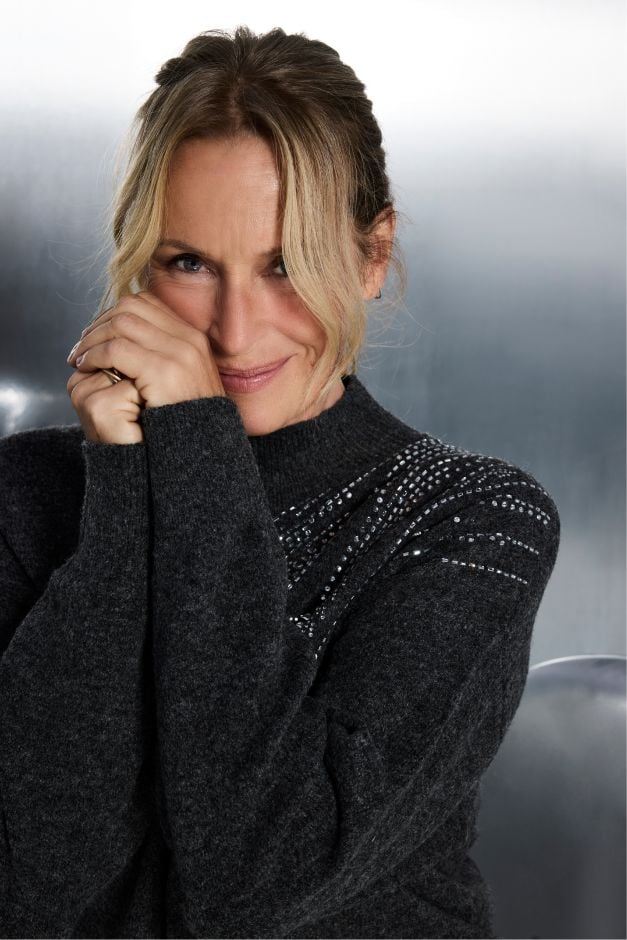 Pull à strass porté par Estelle Lefébure
